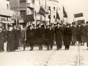 Nicolae Ceauşescu în fruntea unui grup de demonstranţi pentru sprijinirea Guvernului democratic dr. Petru Groza, instaurat la 6 martie 1945. (6 martie 1945)