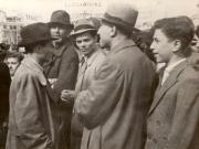 Imagine reprezentând pe Nicolae Ceauşescu şi alţi participanţi la o mare manifestaţie populară organizată de P.C.R. la Bucureşti, în Piaţa Palatului. (<martie 1945>)
