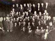 Bucureşti, octombrie 1945. Nicolae Ceauşescu în mijlocul unor delegaţi la Conferinţa Naţională a P.C.R. (oct. 1945)