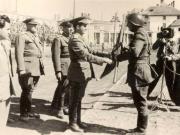 Craiova, 1950. Înmânarea drapelului roşu al U.T.C. unei organizaţii de tineret dintr-un regiment de artilerie din Tg.Jiu. (1950)