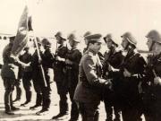 Înmânarea drapelului roşu al U.T.M. Organizaţiei de tineret din Regimentul 36 Artilerie Tg. Jiu, pe stadionul din Craiova. 1950. (1950)