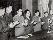 1952. Aspecte din timpul înmânării unor distincţii uteciştilor care au participat la Consfătuirea pe armată a fruntaşilor în pregătirea de luptă şi politică. (1952)