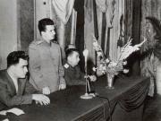 1952. Aspecte din timpul înmânării unor distincţii uteciştilor care au participat la Consfătuirea pe armată a fruntaşilor în pregătirea de luptă şi politică. (1952)