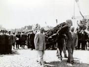 Solemnitatea depunerii unei coroane de flori la Monumentul Eroilor Sovietici din Bucureşti – Piaţa Victoriei, cu prilejul Zilei de 23 august 1956. (1956)