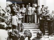 Mai 1958 – Craiova. Nicolae Ceauşescu şi alţi conducători de partid şi de stat în faţa clădirii Sfatului Popular Regional. (mai 1958)