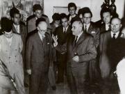 Bucureşti, mai 1963. Vizitarea expoziţiei de artă plastică organizată cu prilejul Conferinţei pe ţară a Uniunii Artiştilor Plastici. (mai 1963)