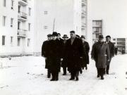 Februarie 1965. Nicolae Ceauşescu vizitează la Piteşti un nou complex de locuinţe. (febr.1965)