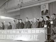 Februarie 1965. Nicolae Ceauşescu participând la mitingul electoral organizat în incinta Combinatul de Prelucrare a Lemnului  din Piteşti. (febr.1965)