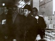 Piteşti, februarie 1965. Nicolae Ceauşescu vizitând noul magazin de autoservire din cartierul „Bucureşti”. (febr.1965)
