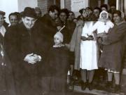 Piteşti, februarie 1965. Nicolae Ceauşescu vizitând noul magazin de autoservire din cartierul „Bucureşti”. (febr.1965)