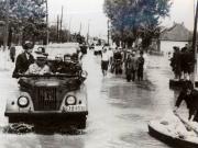 16 mai 1970. Nicolae Ceauşescu în mijlocul cetăţenilor de la Satu Mare, pe timpul inundaţiilor. (16 mai 1970)