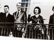 Din balconul Casei Albe, Nicolae Ceauşescu şi Richard Nixon salută asistenţa din marele parc al reşedinţei guvernamentale. (26 oct.1970)