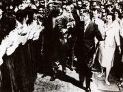 Nicolae Ceauşescu împreună cu Fidel Castro-Ruz în mijlocul studenţilor şi cadrelor universitare de la Institutul Politehnic din Bucureşti. (27 mai 1972)