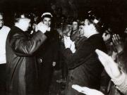 Nicolae Ceauşescu în mijlocul constructorilor Hidrocentralei de pe Lotru. (3 iunie 1972)