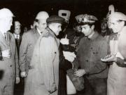 Nicolae Ceauşescu în mijlocul minerilor din Valea Jiului. (15 sept.1972)