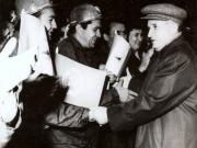 Nicolae Ceauşescu în mijlocul minerilor din Valea Jiului. (15 sept.1972)