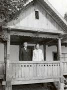 Cu ocazia împlinirii a 400 de ani de la atestarea documentară a localităţii Scorniceşti, Nicolae Ceauşescu, secretar general al P.C.R. şi preşedintele R.S.R., a vizitat această comună. În fotografie, la casa părintească alături de Elena Ceauşescu. (22 IX.1979)