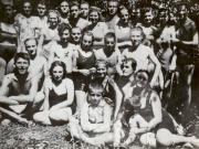 Un grup de tineri printre care şi Nicolae Ceauşescu