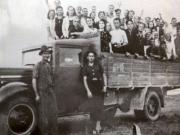 Nicolae Ceauşescu în mijlocul unui grup de tineri