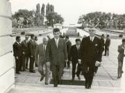 Nicolae Ceauşescu, Ion Gh. Maurer şi alţi conducători de partid şi de stat se îndreaptă spre Centrul de Perfecţionare a pregătirii cadrelor din întreprinderi, de la Otopeni. (25 iunie 1968)