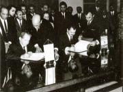 Semnarea protocolului dintre delegaţia română condusă de Gh. Cioară, ministrul român al comerţului exterior şi Zeev Sharef, ministrul comerţului şi industriei din Israel. (28 iunie 1968)