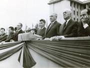 Nicolae Ceauşescu, Ion Gh. Maurer, Emil Bodnăraş, Gheorghe Apostol, Paul Niculescu Mizil şi alţi conducători de partid şi de stat în tribuna oficială din faţa Academiei Militare, cu prilejul absolvirii promoţiei 1968 şi acordării gradului de ofiţer absolvenţilor şcolii militare. (14 august 1968)