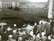 Adunarea populaţiei din Capitală, în Piaţa Palatului Republicii, în prezenţa conducătorilor de partid şi de stat, aflaţi la balconul sediului C.C. al P.C.R., în legătură cu poziţia P.C.R. faţă de evenimentele din Cehoslovacia. (21 august 1968)
