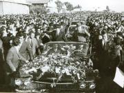 Pe aeroportul din Caransebeş, mulţimea salută sosirea conducătorilor de partid şi de stat la Timişoara.(20 septembrie 1968)