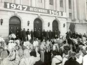 În faţa sediului C.C. al P.C.R., pionierii şi şcolarii au adus urări de Anul Nou conducătorilor de partid  şi de stat. (30 decembrie 1968) 