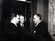 Gh. Gh.-Dej întreţinându-se cu diferiţi oaspeţi la recepţia de la Consiliul de Miniştri, cu prilejul celei de a treia aniversări a proclamării R.P.R. (palatul Ministerului de Externe, 30 decembrie 1950)