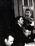 Gh.Gheorghiu Dej rostindu-şi cuvântarea la Congresului Uniunii Sindicale C.F.R. care a avut loc la 20 ianuarie 1945 în sala clubului de pe stadionul Giuleşti (Brătfăleanu).(20 – 30  ianuarie 1945)