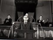 Gh.Gheorghiu Dej rostindu-şi cuvântarea la Primul Congres General al Sindicatelor Unite, care a avut loc la Bucureşti între 20-30 ianuarie 1945 (Clădirea Marii Adunări Naţionale) (Moraru Stelian, Aqui Constantin). (20 – 30  ianuarie 1945)