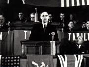 Gh.Gheorghiu Dej rostindu-şi cuvântarea la Primul Congres General al Sindicatelor Unite, care a avut loc la Bucureşti între 20-30 ianuarie 1945 (Clădirea Marii Adunări Naţionale) (Vlădescu Răcoasa, ing. G. Nicolau, Brătfăleanu, Al. Sencovici, Chivu Stoica). (20 – 30  ianuarie 1945)