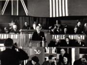 Gh.Gheorghiu Dej, rostindu-şi cuvântarea la Primul Congres General al Sindicatelor Unite, care a avut loc la Bucureşti între 20-30 ianuarie 1945 (Clădirea Marii Adunări Naţionale) (Ana Pauker, Petru Groza, Lotar Rădăceanu, prof. G. Nicolau, Alexandru Sencovici, Chivu Stoica). (20 – 30  ianuarie 1945)