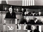 Gh.Gheorghiu Dej, rostindu-şi cuvântarea la Primul Congres General al Sindicatelor Unite, care a avut loc la Bucureşti între 20-30 ianuarie 1945 (Clădirea Marii Adunări Naţionale) (Vlădescu Răcoasa, Ana Pauker, Petru Groza, Gheorghe Apostol, Vasile Luca, Chivu Stoica). (20 – 30  ianuarie 1945)