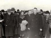 Gh. Gheorghiu Dej, ş.a. ascultă cuvântul de bun găsit rostit pe aeroportul Băneasa de Kuznetov şeful delegaţiei sindicale Sovietice, venit pentru a participa la Congresul general al sindicatelor unite din România (Nicolae Goldberger, M. Posteuca).(23  ianuarie 1945)