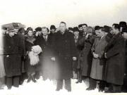 Gh. Gheorghiu Dej, ş.a. ascultă cuvântul de bun găsit rostit pe aeroportul Băneasa de Kuznetov şeful delegaţiei sindicale Sovietice, venit pentru a participa la Congresul general al sindicatelor unite din România (Al. Sencovici, T. Georgescu).(23  ianuarie 1945