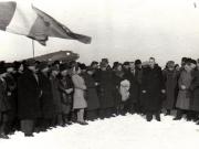 Gh. Gheorghiu Dej, ş.a. ascultă cuvântul de bun găsit rostit pe aeroportul Băneasa de Kuznetov şeful delegaţiei sindicale Sovietice, venit pentru a participa la Congresul general al sindicatelor unite din România (Nicolae Goldberger).(23  ianuarie 1945)