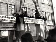 Gh. Gheorghiu Dej, Profesor Bărbulescu, Constantin Doncea ş.a. în tribuna adunării populare din Piaţa Naţiunii, când mulţimea a manifestat pentru un guvern F.N.D., pedepsirea criminalilor de război şi a tuturor fasciştilor etc.(13 februarie 1945)