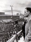 Fotografie reprezentând pe Gh. Gheorghiu Dej, vorbind la demonstraţia oamenilor muncii din Capitală cu prilejul instalării primului guvern democrat din istoria României (piaţa Naţiunii).(6 martie 1945)