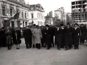 Gheorghe Gheorghiu Dej, în mijlocul oamenilor muncii, îndreptându-se spre piaţa Naţiunii, la manifestaţia F.N.D.(6 martie 1945)