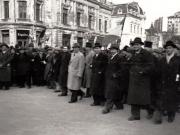 Gheorghe Gheorghiu Dej, în mijlocul oamenilor muncii, îndreptându-se spre piaţa Naţiunii, la manifestaţia F.N.D.(C. Doncea, Andrei Pătraşcu, Miron Constantinescu).(6 martie 1945)