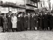 Gheorghe Gheorghiu Dej în fruntea unei coloane de muncitori îndreptându-se spre Piaţa Naţiunii la manifestaţia F.D.P.din 6 martie 1945 (preot Popescu Moşoaia, Constantin Doncea, Neagu Andrei, Pătraşcu Andra, Iosif Rangheţ, Miron Constantinescu, Vlădescu Răcoasa).(6 martie 1945)