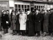 Gheorghe Gheorghiu Dej în fruntea unei coloane de muncitori îndreptându-se spre Piaţa Naţiunii la manifestaţia F.D.P.din 6 martie 1945 (preot Popescu Moşoaia, Constantin Doncea, Neagu Andrei, Pătraşcu Andra, Penteleu Gheorghe, Popescu Diaconu).(6 martie 1945)