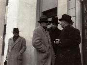 Gheorghe Gheorghiu Dej, Lotar Rădăceanu, Ştafan Nicolau,ş.a. în faţa intrării Ambasadei Sovietice, unde au făcut o vizită cu prilejul reunirii Nordului Transilvaniei cu România democratică (11 martie 1945).(11 martie 1945)