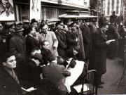 Manifestaţie F.N.D. cu prilejul actului festiv de reunire a Nordului Transilvaniei cu România democratică. Aspecte din Piaţa Palatului, în tribună Gheorghe Gheorghiu Dej, Ana Pauker, Vasile Luca, ş.a.(L.Pătrăşcanu, general Dămăceanu, Teohari Georgescu, g-ral Vasiliu Răşcanu, Petru Groza, preot C. Burducea).(14 martie 1945)