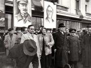 Manifestaţie F.N.D. cu prilejul actului festiv de reunire a Nordului Transilvaniei cu România democratică. Aspecte din Piaţa Palatului, în tribună Gheorghe Gheorghiu Dej, Ana Pauker, Vasile Luca, ş.a.(Petru Groza, g-ral Maltopol, Lob Andrei Pătraşcu).(14 martie 1945)