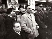 Manifestaţie F.N.D. cu prilejul actului festiv de reunire a Nordului Transilvaniei cu România democratică. Aspecte din Piaţa Palatului, în tribună Gheorghe Gheorghiu Dej, Ana Pauker, Vasile Luca, ş.a.(g-ral Dămăceanu, Petre Constantinescu Iaşi, Teohari Georgescu, Academician Nicolau).(14 martie 1945)