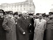 Întoarcerea în Capitală a membrilor guvernului care au participat la festivităţile organizate cu prilejul reunirii Nordului Transilvaniei cu România democratică (aspecte din Piaţa Gării de Nord) (A.I.Vişinschi, Petru Groza, Gh. Gheorghiu Dej, general Susaikov, Gh. Tătărescu, P.Constantinescu Iaşi).(14 martie 1945)