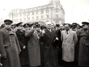 Întoarcerea în Capitală a membrilor guvernului care au participat la festivităţile organizate la Cluj cu prilejul reunirii Nordului Transilvaniei cu România democratică (aspecte din Piaţa Gării de Nord) (A.I.Vişinschi, Petru Groza, Gh. Gheorghiu Dej, Susaikov, Petre Constantinescu Iaşi).(14 martie 1945)